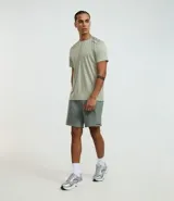 Bermuda deportiva masculina de corte recto, color verde grisáceo, con cintura elástica, cordón ajustable y bolsillo trasero.
