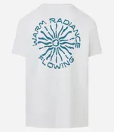 Remera de hombre modelo comfort, color blanco, confeccionada en media malla de algodón y poliéster. Presenta cuello redondo, manga corta y un pequeño estampado circular en el pecho con texto en color celeste.
