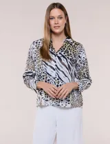 Blusa de gasa liviana con estampado animal print que combina leopardo y cebra, cuello camisero con escote en V y mangas largas con puños anchos.