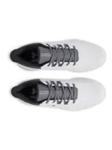 Championes de golf Under Armour modelo Drive Medal SL, color blanco con detalles en gris. Presentan parte superior de microfibra, mediasuela con tecnología Charged Cushioning para amortiguación y suela exterior sin tacos con tracción Rotational Resistance.