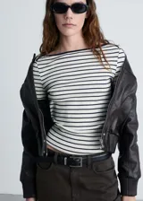 Camiseta de manga larga con estampado de rayas horizontales, cuello barco y diseño recto.