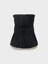 Top negro strapless con cuerpo fruncido tipo smock y bajo abullonado con acabado peplum.