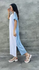 Vestido largo blanco con mangas cortas negras y corte holgado.