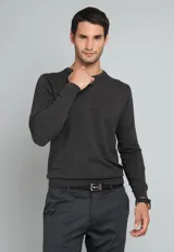 Sweater gris oscuro de algodón, con cuello redondo y mangas largas.