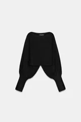 Jersey corto de punto color negro, con cuello barco y mangas largas abullonadas, terminadas en puño.