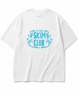 Remera blanca de manga corta con estampado gráfico en color celeste en el pecho y en la espalda con la inscripción "La Ola Skim Club" y diseño de palmera.
