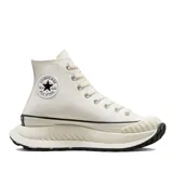 Championes Converse Run Star Hike de caña alta, color blanco hueso, con suela de goma gruesa con plataforma y detalles dentados en negro. Logo Converse Chuck Taylor All Star en el lateral.
