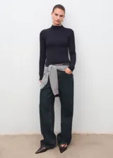 Camiseta de cuello alto y manga larga, con diseño entallado al cuerpo.