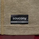 Remera de running Saucony de manga corta, confeccionada en tejido técnico de poliéster reciclado con propiedades de secado rápido y alta transpirabilidad.