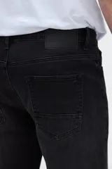 Pantalón de jean negro de corte recto y holgado en cadera y cintura.