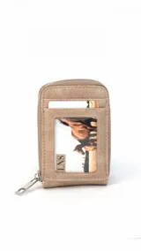 Tarjetero de diseño compacto en color tostado, con cierre perimetral metálico y visor frontal transparente para identificación o tarjetas.