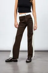 Pantalón de jean marrón chocolate con paneles laterales blancos, tiro medio, calce recto y lavado semi ácido.