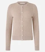 Cardigan corto celeste en punto con textura acanalada, cuello redondo, manga larga y abotonado delantero.