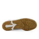 Championes New Balance 550 de cuero sintético color crema con detalles en gris y negro.