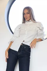 Jean recto de denim azul oscuro, de tiro medio y corte clásico.