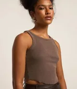 Musculosa marrón de ribana con efecto lavado, cuello redondo y bajo asimétrico.