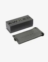 Lentes de sol unisex Hawkers modelo Parlay, con montura cuadrada negra y lentes grises.