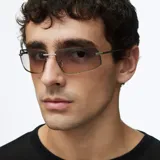 Lentes de sol rectangulares con montura metálica plateada y lentes con degradado de azul a beige. Presentan un diseño envolvente con patillas de acetato.
