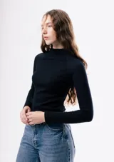 Camiseta de manga larga ajustada al cuerpo, con cuello alto y diseño minimalista.