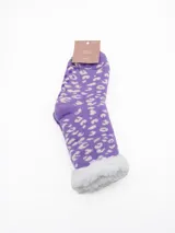 Medias de caña media con interior de sherpa, diseño a rayas horizontales multicolor y suela antideslizante con puntos de silicona.