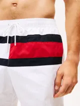 Short de baño de corte amplio, confeccionado en nailon, con diseño color block que incorpora los colores icónicos de la marca en la parte frontal. Cuenta con cintura elástica con cordón ajustable, dos bolsillos laterales y un bolsillo trasero de ojal.