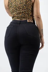 Pantalón Oxford negro de tiro alto, ajustado en la parte superior y acampanado desde la rodilla.