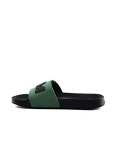 Ojota de descanso Umbro para hombre, de color negro con tira ancha que incluye el logo de la marca en relieve de color gris.