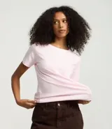 Remera básica de manga corta y cuello redondo, confeccionada en algodón de color celeste.