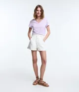 Remera azul de algodón con cuello en V y bolsillo en el pecho.