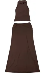 Conjunto de dos piezas color marrón oscuro, compuesto por un top halter con cuello drapeado y una falda larga ajustada.