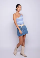 Top asimétrico de tejido de punto color coral, con diseño a rayas zig zag y un solo tirante en el hombro.