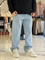 Pantalón de jean estilo baggy, de corte ancho y relajado, en color celeste claro.