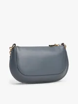 Cartera tipo baguette de Tommy Hilfiger con acabado liso, cierre de cremallera y correa de cadena metálica dorada. Presenta el monograma TH en la parte frontal.