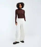 Blusa de punto de manga larga con cuello alto y diseño acanalado, confeccionada en una mezcla de viscosa y poliamida.