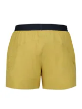 Short deportivo Under Armour modelo UA Halo Train, color verde lima, de tejido elástico y ligero, con aberturas laterales en el bajo, bolsillos laterales y perforaciones láser para mayor transpirabilidad.