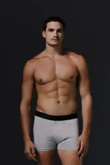 Boxer de algodón con cintura elástica, diseño ajustado y cómodo.