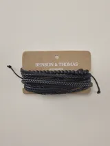 Pulsera Benson & Thomas modelo Niemi, compuesta por múltiples tiras de cuero negro trenzadas y lisas, combinadas con una tira de cuentas esféricas oscuras.