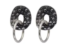 Par de aros colgantes dorados con forma irregular y textura martillada.