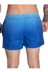 Short de baño Topper para hombre, color azul, con cintura elástica, cordón de ajuste negro en contraste y bolsillos laterales. Cuenta con un pequeño parche con el logo de la marca en la pierna izquierda.