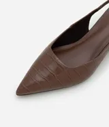 Tacones slingback Satinato en color marrón con textura crocco, puntera fina, taco bloque mediano y tira ajustable con hebilla en el talón.
