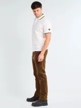 Pantalón de pana de corte recto, con bolsillos traseros y cierre de botón y cremallera.
