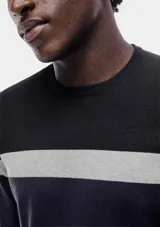 Sweater de punto con cuello redondo, mangas largas y diseño a rayas horizontales en tonos marrón, blanco y verde oscuro.