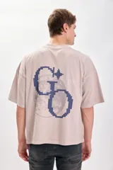 Camiseta manga corta color beige con estampa GO en el frente. Corte holgado y cuello redondo.