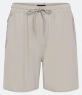 Bermuda de hombre color beige confeccionada en microfibra, con cintura elástica ajustable con cordón, bolsillos laterales con cierre y corte a la rodilla.