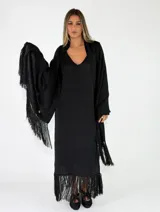 Pashmina negra con sutil brillo y terminación de flecos en los extremos.