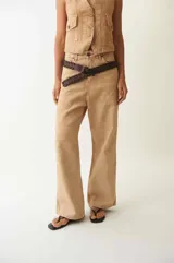 Pantalón de jean color arena, de corte ancho y tiro bajo.