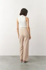 Pantalón de vestir negro, de corte recto y tiro alto.