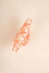 Broche para el pelo con estampado multicolor.