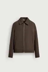 Cazadora regular fit de paño en color marrón, con cuello solapa, manga larga con puño abotonado, bolsillos de vivo en la cadera y cierre frontal con cremallera.