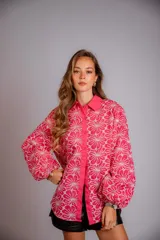 Camisa color crema con bordado de flores blancas, de manga larga abullonada y cuello clásico.